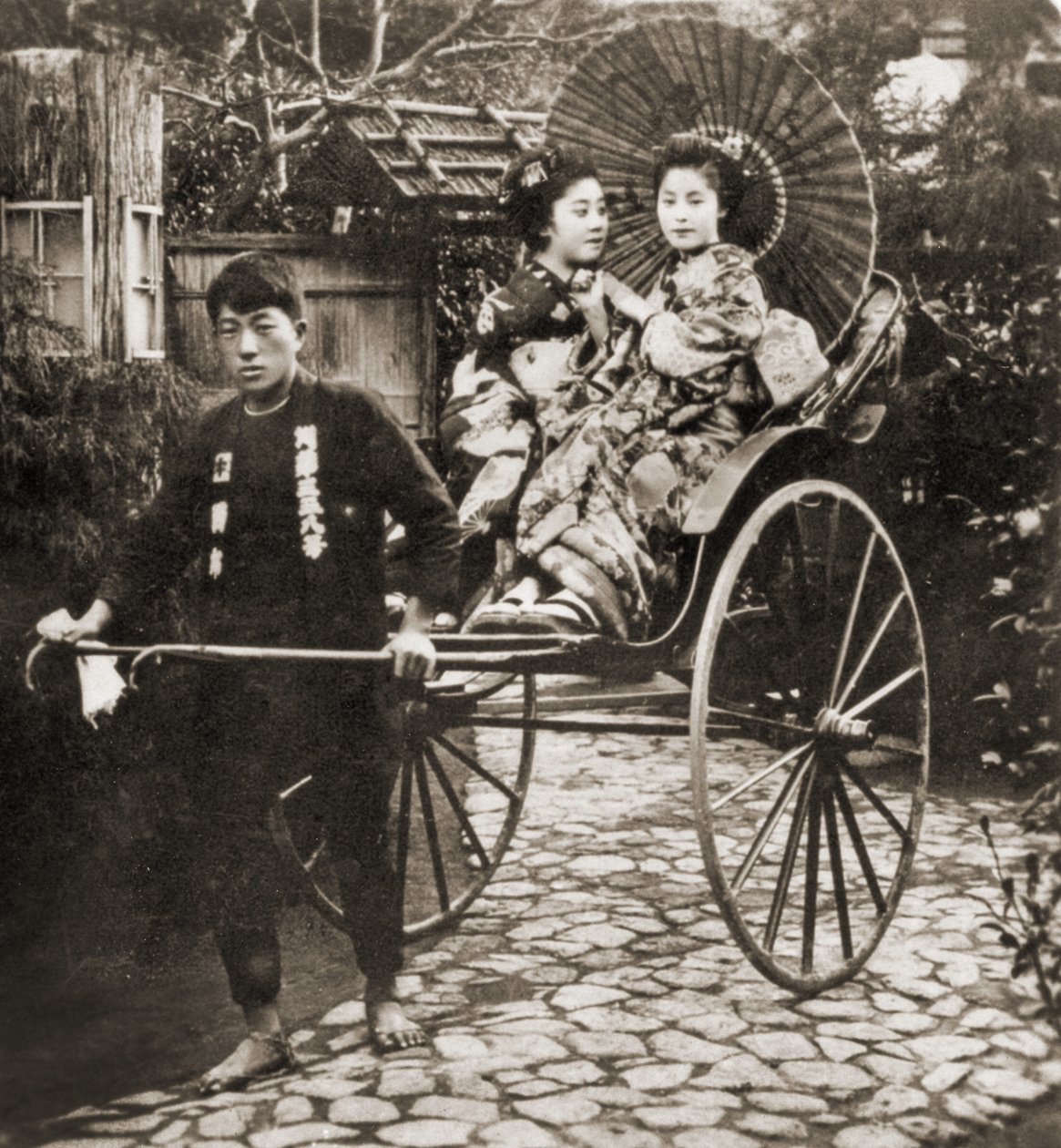 日本の人力車で2つの芸者を引っ張るランナー、1900年頃（アルブメン写真）